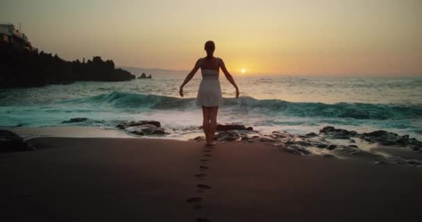Vista Trasera Cerca Mujer Descalza Vestido Playa Atardecer Huellas Femeninas — Vídeo de stock