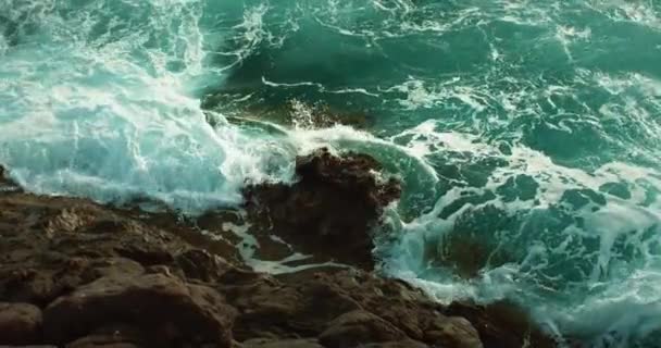 Fale Oceaniczne Spływają Skalistym Brzegu Wściekłe Morskie Turkusowe Wodne Piany — Wideo stockowe