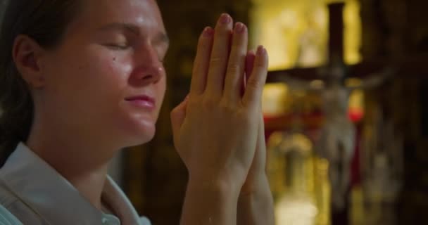女の子は神殿で祈りを捧げている 教会で神を礼拝する女性 宗教神社について — ストック動画