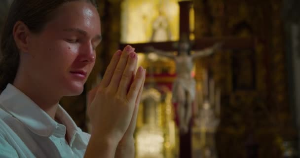 Mujer Cristiana Ora Rodillas Iglesia Sobre Trasfondo Jesucristo Crucificado Cara — Vídeo de stock
