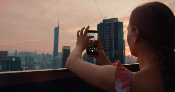 Туристична Жінка Фотографує Хмарочоси Заході Сонця Столиці Малайзії Даху Багатоквартирного — стокове відео