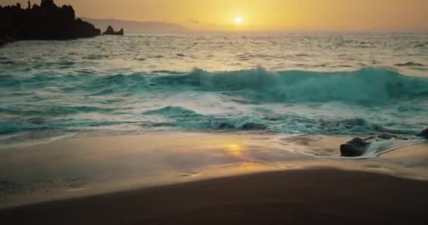 Žena Chodí Bosá Pláži Při Západu Slunce Zanechává Stopy Písku — Stock video