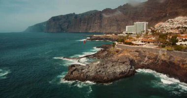 Tenerife, Kanarya Adaları, Puerto Santiago, 2023 Nisan. Koruma helikopteri arama ve kurtarma görevi açık denizde. Uçuşlar kayalık kıyılardaki yaralılara ilk yardımı sağlıyor.