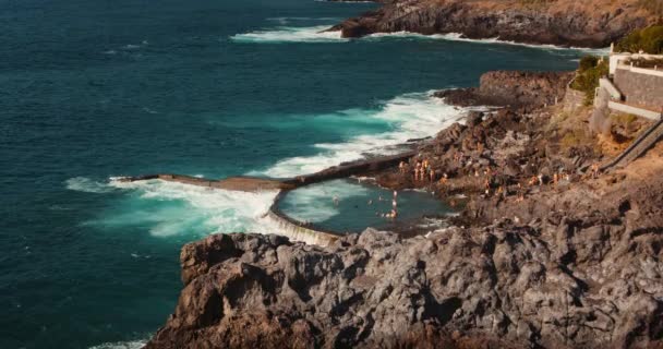 Pessoas Relaxam Junto Piscina Natural Oceano Atlântico Ilha Tenerife Espanha — Vídeo de Stock