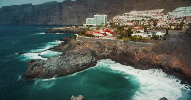 Tenerife Islas Canarias España 2023 Abril Helicóptero Rescate Vuela Sobre — Vídeos de Stock