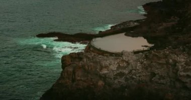Tenerife Kanarya Adaları 'ndaki doğal okyanus yüzme havuzu. Charco de Isla Cangrejo. Seyahat güzergahı. Karanlık gün batımı deniz manzarası.