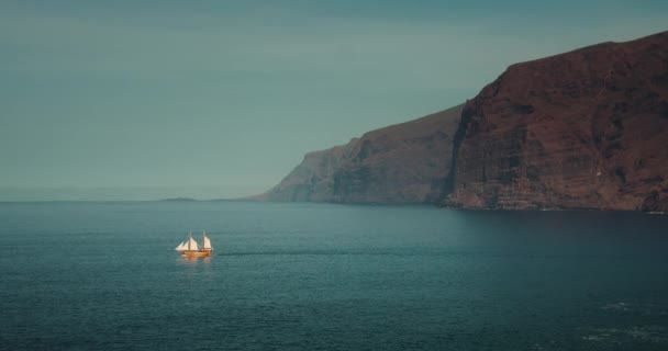 Navio Pirata Turístico Navega Costa Montanhosa Oceano Tenerife Acalme Ondas — Vídeo de Stock