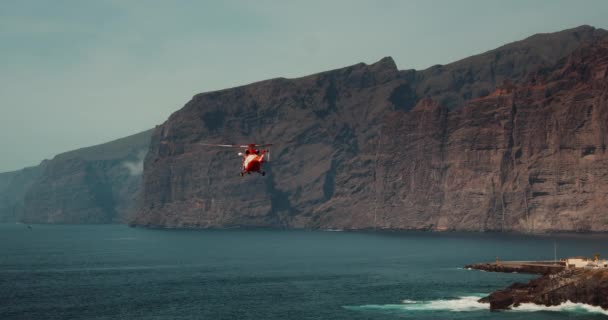Tenerife Isole Canarie Spagna 2023 Aprile Elicottero Soccorso Sorvola Oceano — Video Stock