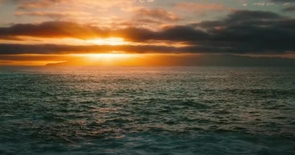 Dramática Puesta Sol Nubes Tormenta Con Rayos Sol Sobre Océano — Vídeo de stock