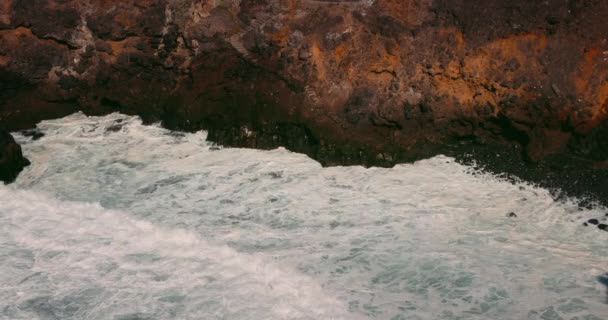 Azure Ocean Giant Waves Crashing Rocky Cliff Splashing White Sea — Stock Video