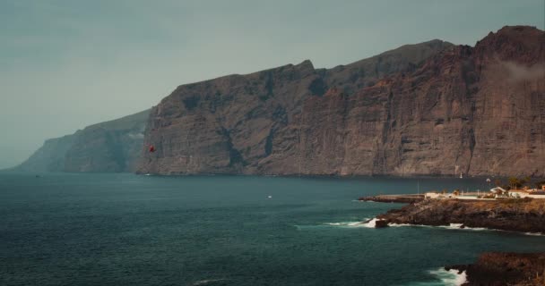 Tenerife Deki Los Gigantes Uçurumlarında Okyanus Üzerinde Uçan Ambulans Helikopteri — Stok video