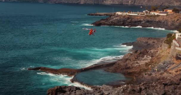 Tenerife Islas Canarias España 2023 Abril Helicóptero Rescate Médico Cierne — Vídeo de stock