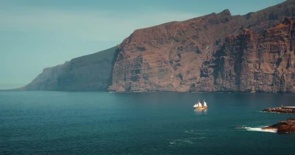 Tenerife Deki Kayalık Okyanus Kıyısında Seyahat Eden Turist Zevk Gemisi — Stok video