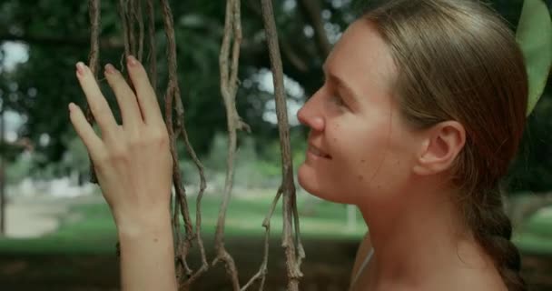 Žena Užívá Krásy Přírody Dívka Rukou Dotýká Hladí Kořeny Stromu — Stock video