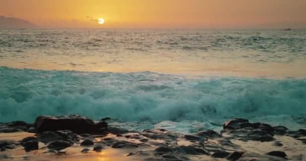 Прекрасний Морський Пейзаж Горизонті Розташуванням Сонця Над Океанічною Водою Крупним — стокове відео