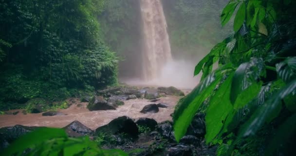 Nungnung Silný Vodopád Tmavě Zeleném Bujném Pralesním Lese Padající Voda — Stock video