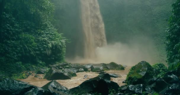 정글에서 조밀한 Nungnung 인도네시아 내리는 더러운 신선한 흐름에 흐릅니다 클로즈업 — 비디오