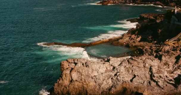 Gente Relaja Piscina Natural Océano Atlántico Isla Tenerife España Charco — Vídeos de Stock