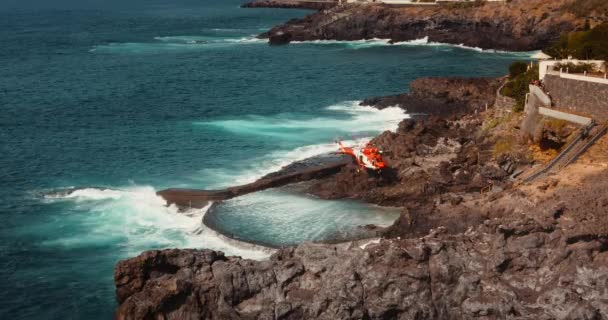 Medische Helikopter Landt Rotsachtige Vulkanische Kust Voor Reddingsoperaties Luchtvaart Biedt — Stockvideo