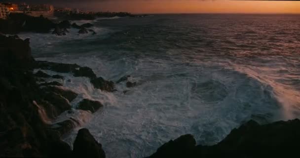 Νύχτα Πέφτει Βραχώδη Παραλία Καταπληκτικά Κύματα Του Ωκεανού Συντρίβεται Και — Αρχείο Βίντεο