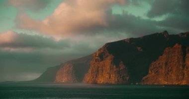 Tenerife 'deki engebeli Atlantik kıyısında engebeli deniz ve volkanik kayalıkları olan okyanus kayalıkları. Los Gigantes.