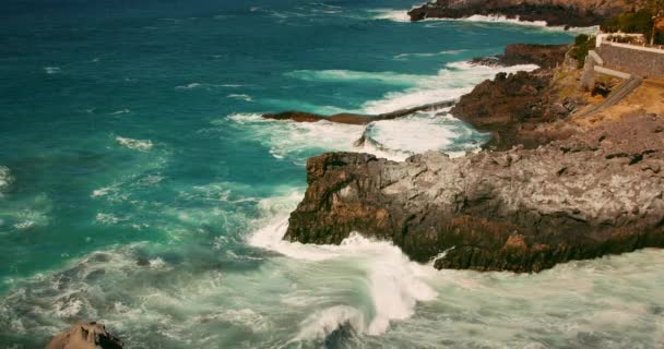 黄昏时分 风暴海浪冲刷着岩石海滩和Tenerife上的天然游泳池 Charco Isla Cangrejo 历史地标Piscina Natural Acantilados Los Gigantes — 图库视频影像
