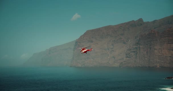 Teneryfa Wyspy Kanaryjskie Hiszpania 2023 Kwiecień Helikopter Ratowniczy Przelatuje Nad — Wideo stockowe