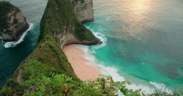 ヌサペニダ インドネシアのケリングビーチ 海岸に緑の崖と素晴らしい海の風景 スローモーションクローズアップで高品質4K映像 — ストック動画