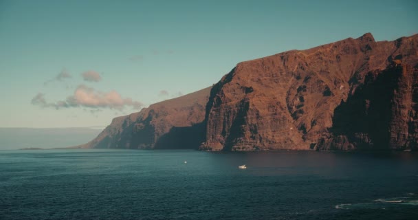 闪烁着蓝色海水的轻柔运动的岩石 平静的海军色海洋靠近岩石海岸 冥想的概念 舒缓的背景镜头 — 图库视频影像