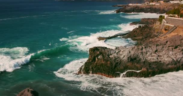 Bouře Oceánské Vlny Havárie Skalnaté Pláže Přírodního Bazénu Tenerife Při — Stock video