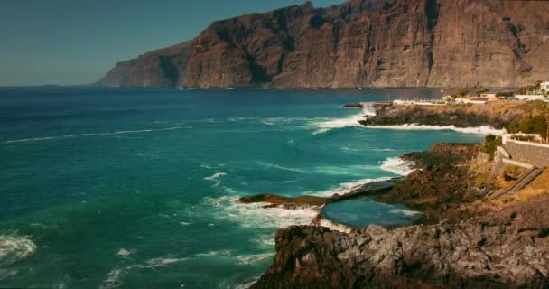 Vihar Óceán Hullámok Összeomlik Sziklás Strand Természetes Medence Tenerife Naplementekor — Stock videók