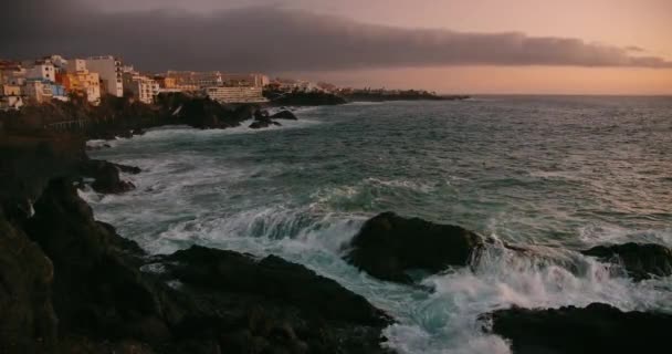 Pobřežní Město Soumraku Skalnaté Pláži Bouřlivými Mořskými Vlnami Mořská Voda — Stock video