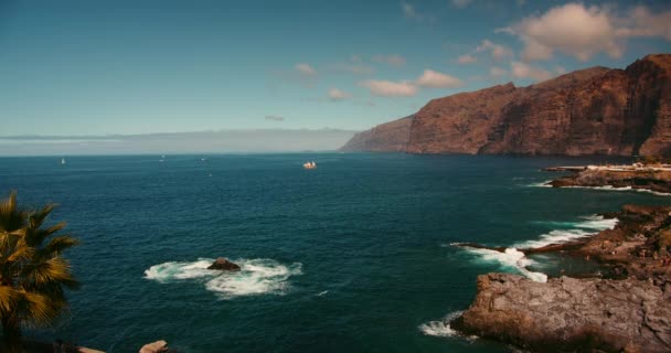 西班牙Tenerife加那利群岛上的Los Gigantes悬崖 火山岩海滩 游艇和游艇在海上漂流 热门旅游景点Charco Isla Cangrejo — 图库视频影像