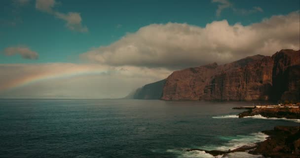 Regenbogen Horizont Über Dem Ozean Der Vulkanischen Felsigen Küste Auf — Stockvideo