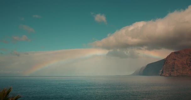 Arcobaleno All Orizzonte Sull Oceano Sulla Riva Rocciosa Vulcanica Delle — Video Stock