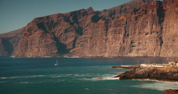 加那利群岛Tenerife的Acantilados Los Gigantes海岸线的悬崖和海洋景观 阳光明媚的日子里 岩石海岸上缓慢移动的海浪 — 图库视频影像