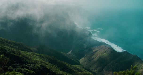 Kalın Sis Bulutları Okyanus Kıyısındaki Dağ Manzarasına Doğru Iniyor Sinematik — Stok video