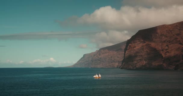 Große Mittelalterliche Piratenschiffe Segeln Meer Der Nähe Riesiger Vulkanfelsen Filmreifes — Stockvideo