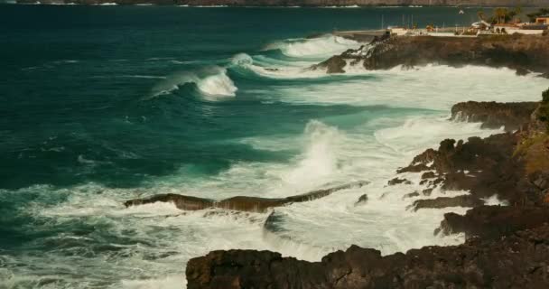 Tormenta Olas Del Océano Estrellan Playa Rocosa Piscina Natural Tenerife — Vídeo de stock
