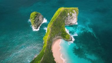 Nusa Penida Bali Endonezya sahilinde egzotik bir ada. Temiz okyanus suyuyla yeşil tropikal yağmur ormanları Kelingking Sahili. Meşhur turistik mekan, mutlaka ziyaret edilmeli. Hava İHA noktası