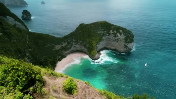 位于巴厘岛努沙佩尼达岛上的开林金海滩的空中景观 著名的自然地标青绿色石灰岩悬崖旁的海水 暑假的旅游景点 — 图库视频影像