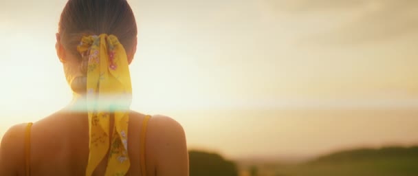 Menina Assistindo Pôr Sol Campo Uma Noite Quente Verão Felicidade — Vídeo de Stock