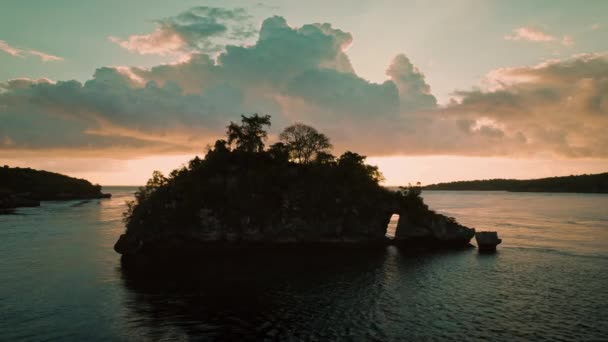 インドネシアのヌサペニダバリ島のクリスタルベイビーチのオーシャンビュー 日没の暗い海岸での漁船の空中観察 — ストック動画