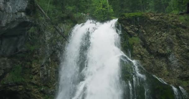 Водопад Голлинджер Пеной Брызгами Дождливый День Горная Река Течет Вниз — стоковое видео