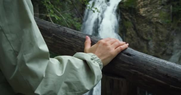 Turista Opírá Dřevěné Zábradlí Lese Žena Cestovatel Těší Pohled Vodopád — Stock video
