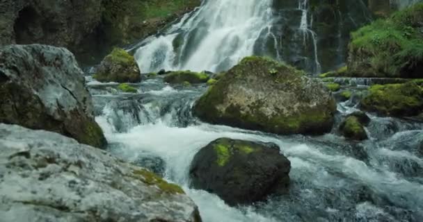 Alplerdeki Yosunlu Dağ Kayalarının Üzerinden Çağlayan Şelale Gollinger Wasserfall Salzburg — Stok video