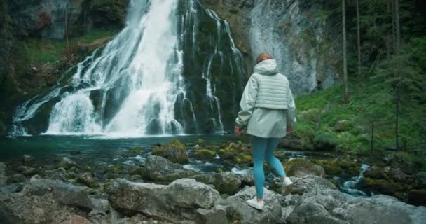 Žena Cestovatel Těší Vodopád Vysočině Rakousku Cestování Horách Dobrodružství Výlet — Stock video