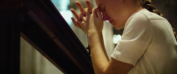 Женщина Молится Коленях Храме Искренне Верующая Девушка Молится Богу Прощении — стоковое видео