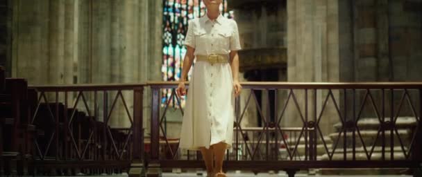 Chica Religiosa Descalza Busca Verdadera Dios Mujer Joven Con Vestido — Vídeo de stock