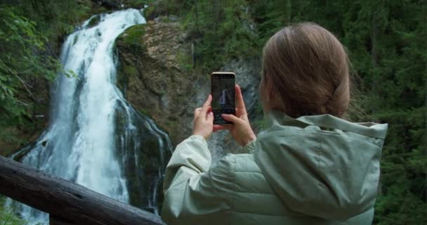 Женщина Фотографирует Водопад Телефону Девушка Путешествует Австрии Туристические Фильмы Golling — стоковое видео